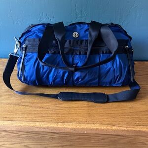 Lululemon duffle bag. Very good condition. Multiple interior/exterior pockets.